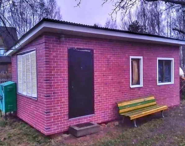 До и после (фасадные панели Доке кирпич рубиновый)
